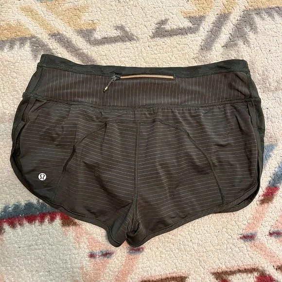 $68 Lululemon RUN FOR DAYS Shorts Deep Green Camo in Size 8 - Picture 9 of 10